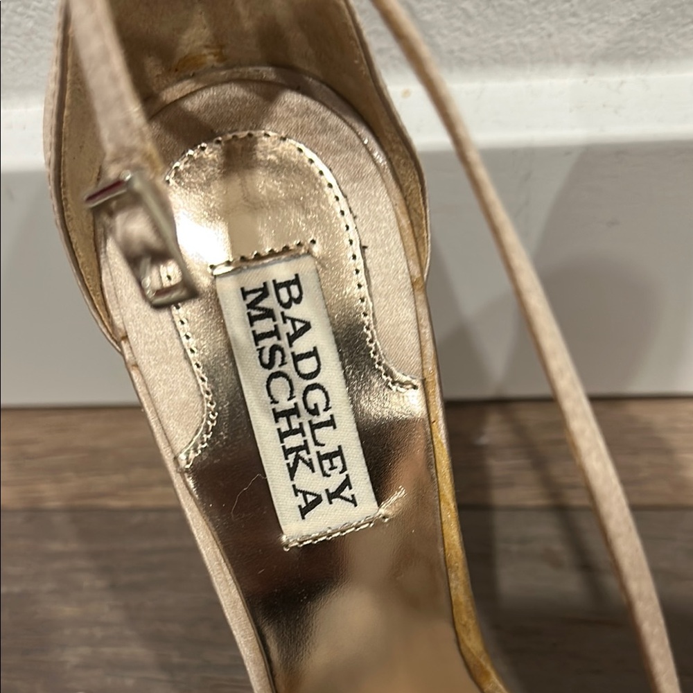 NWT Badgley Mischka beige satin heels with tulle and feather accent - Picture 2 of 8